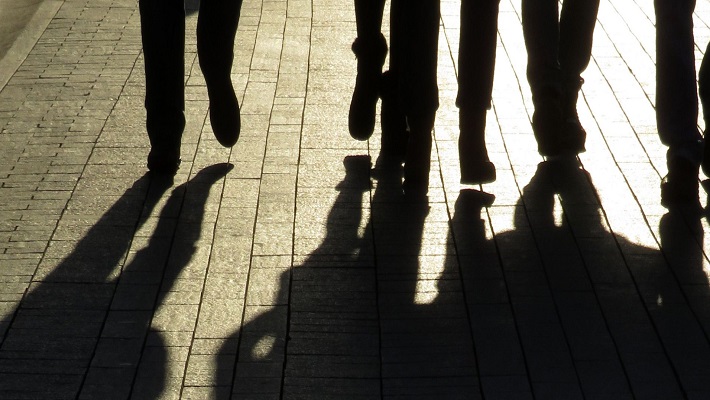 Fatih'te Yürürken Yumrukla Bayıltılıp Gasp Edilmek 1 man and shadows